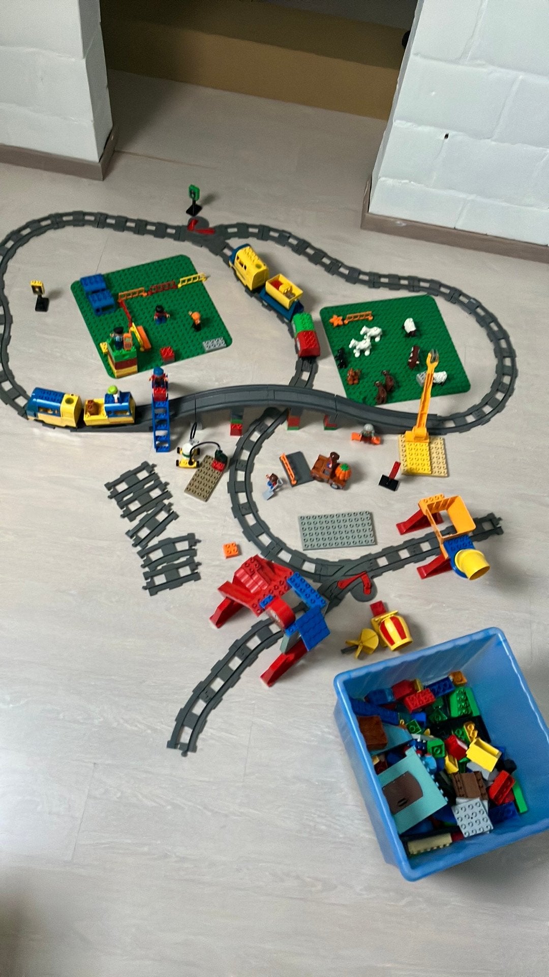 Twee duplotreinen, brug, wisselsporen, dieren, Kinderen en Baby's, Ophalen of Verzenden, Zo goed als nieuw
