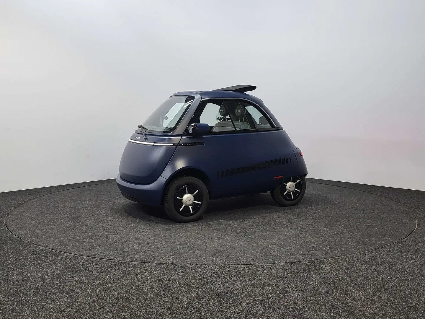 MICRO Microlino B RIJBEWIJS | 10.5 kWh | BTW Wagen | 90km/h, Auto's, Overige Auto's, Stof, Zwart, 12 kW, Nieuw
