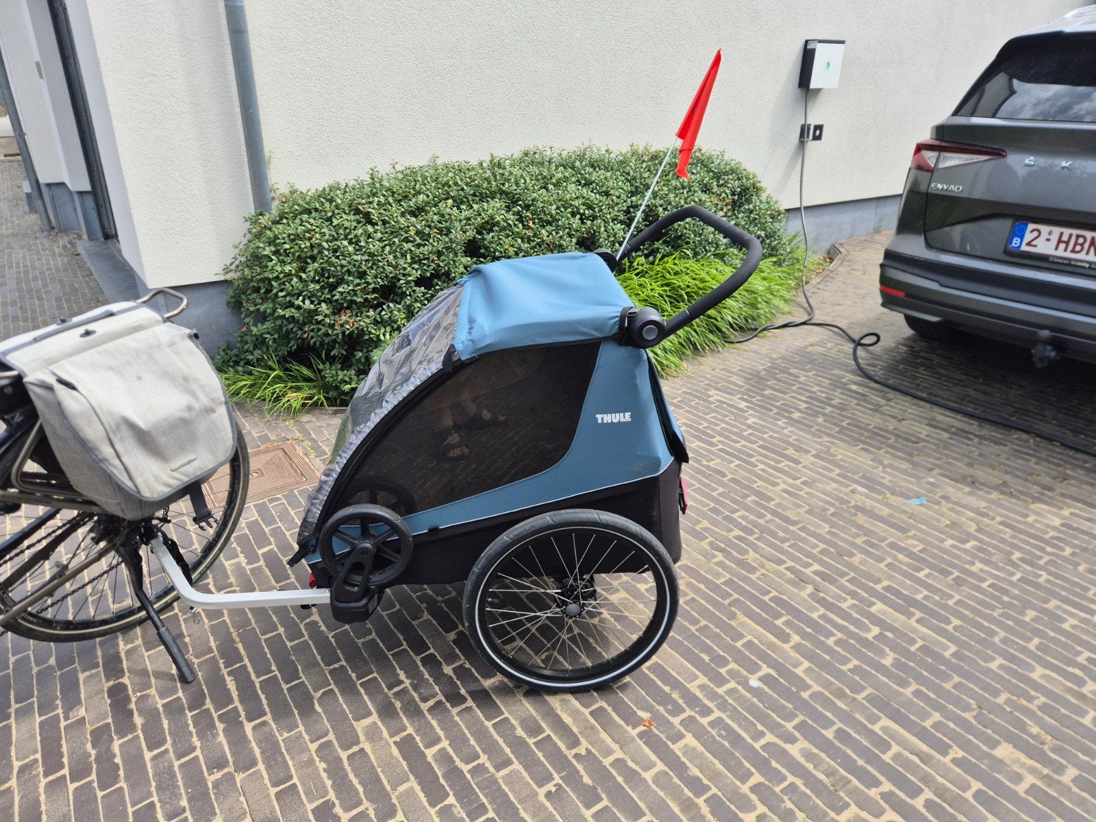 Thule fietskar courier 2 + infant sling + baby supporter, Fietsen en Brommers, Fietsaccessoires | Aanhangwagens en Karren, Ophalen