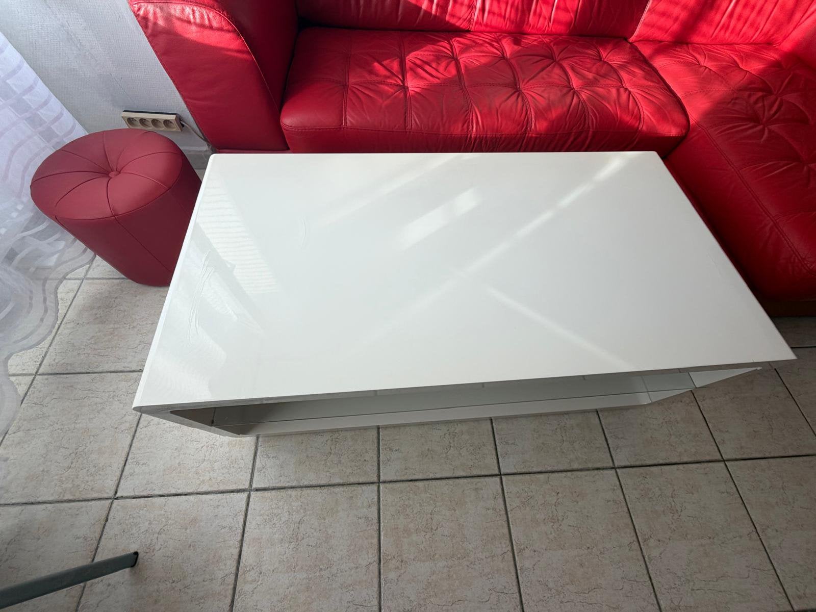 TABLE BASSE BLANCHE LAQUÉE AVEC ÉTAGÈRE EN VERRE, Maison & Meubles, Enlèvement, Comme neuf, Verre