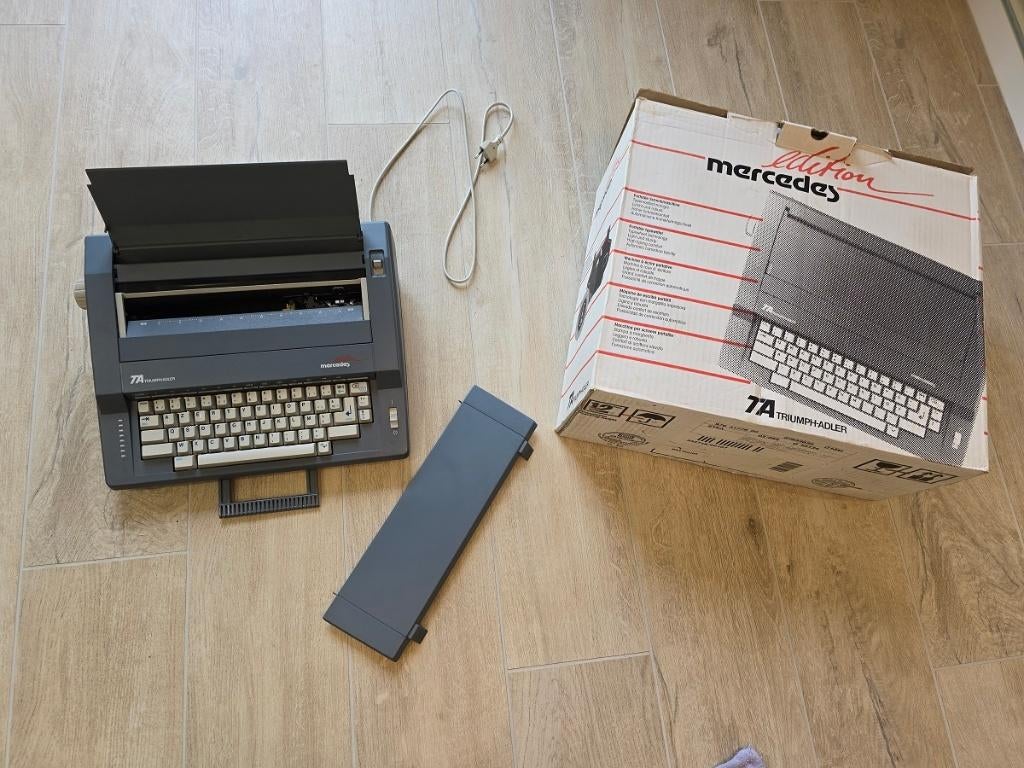 Triumph-Alder typmachine -Edition Mercedes - als nieuw, Diversen, Typemachines, Ophalen, Zo goed als nieuw