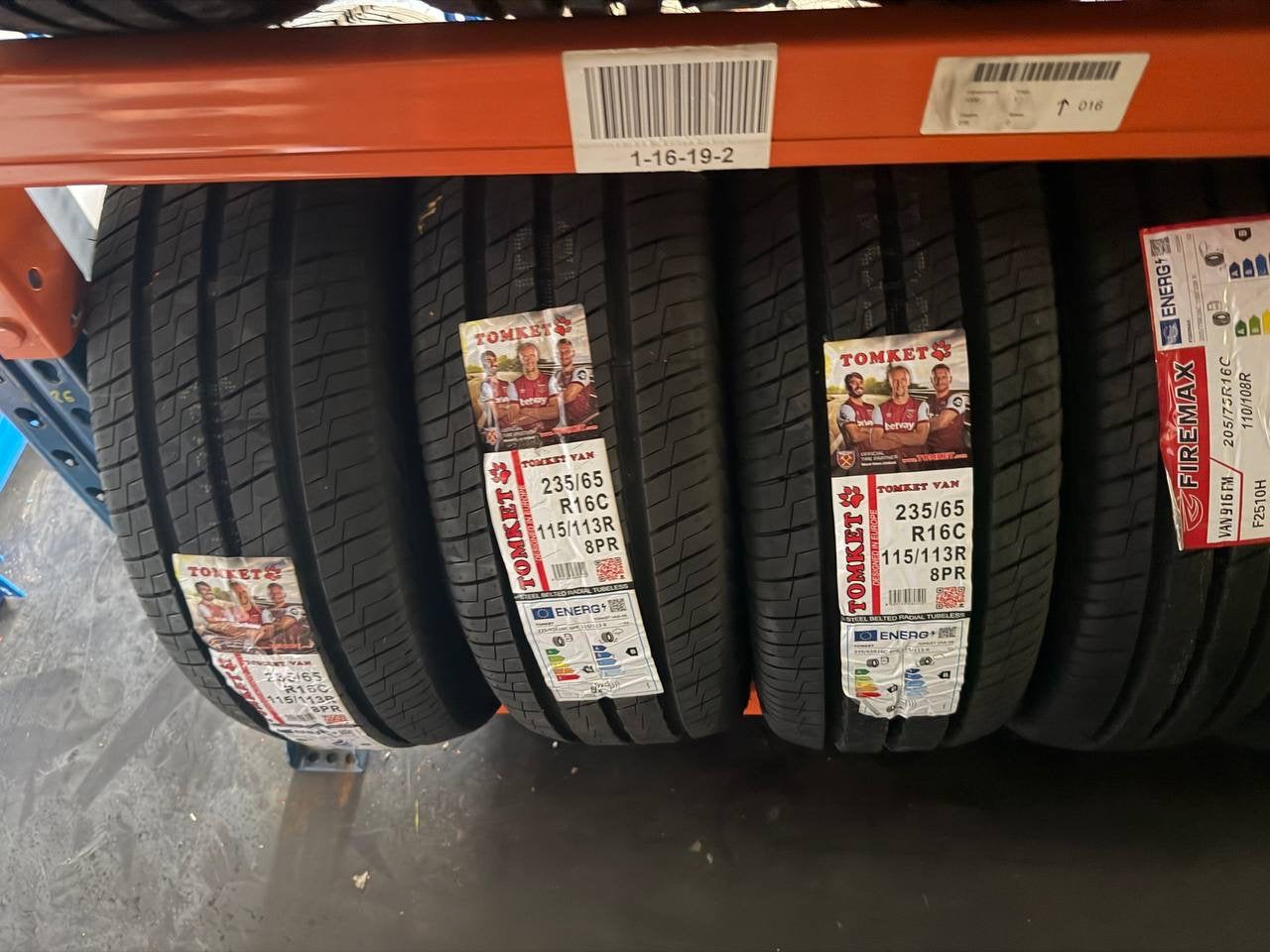 Tomket 235/65R16C. 115/113R. 8PR, Autos : Pièces & Accessoires, Pneus & Jantes, Pneu(s), 4 Saisons, Enlèvement ou Envoi