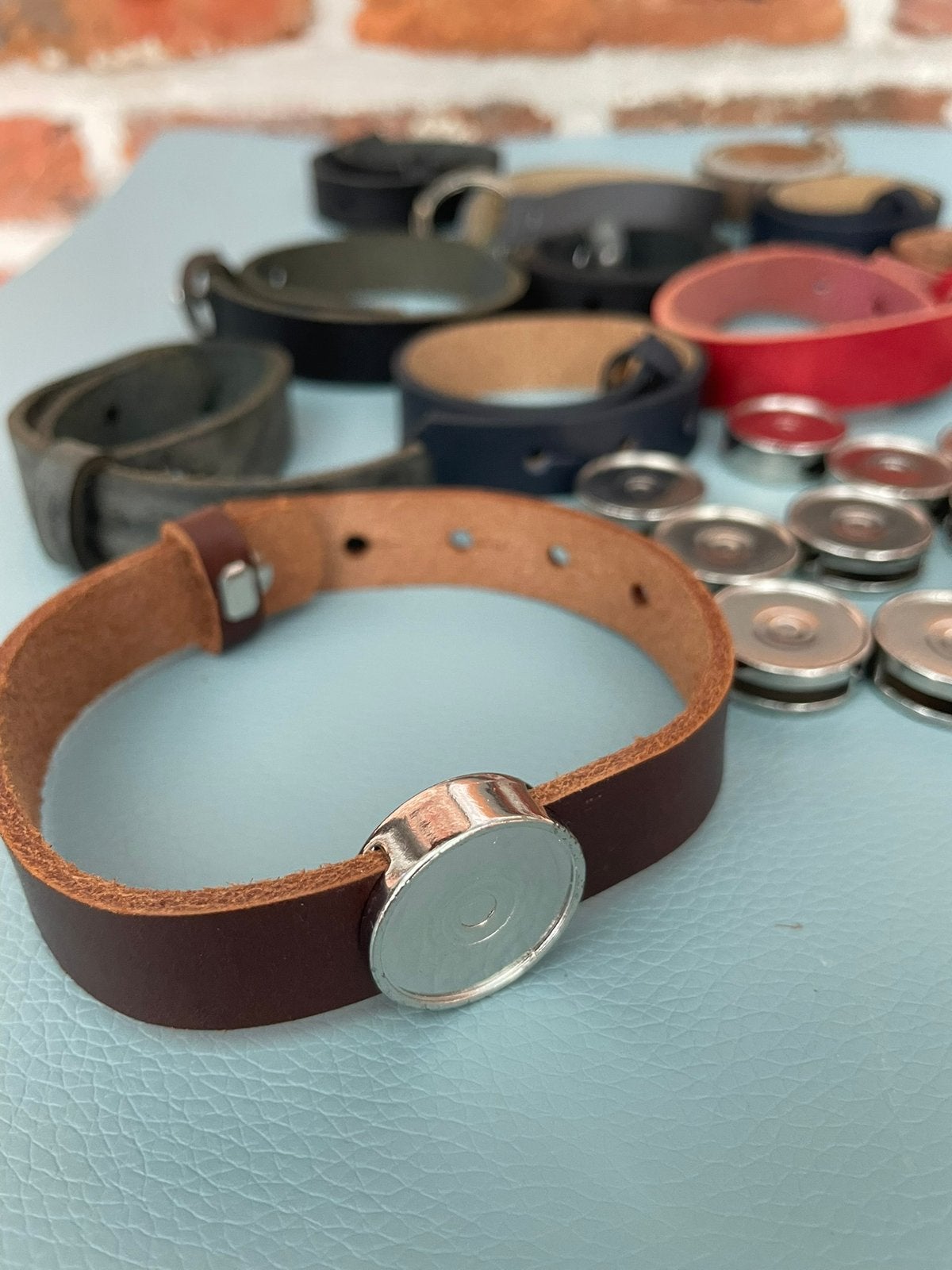 10 nieuwe armbanden leder en 1 sleutelhang, Ophalen of Verzenden, Nieuw, Overige typen