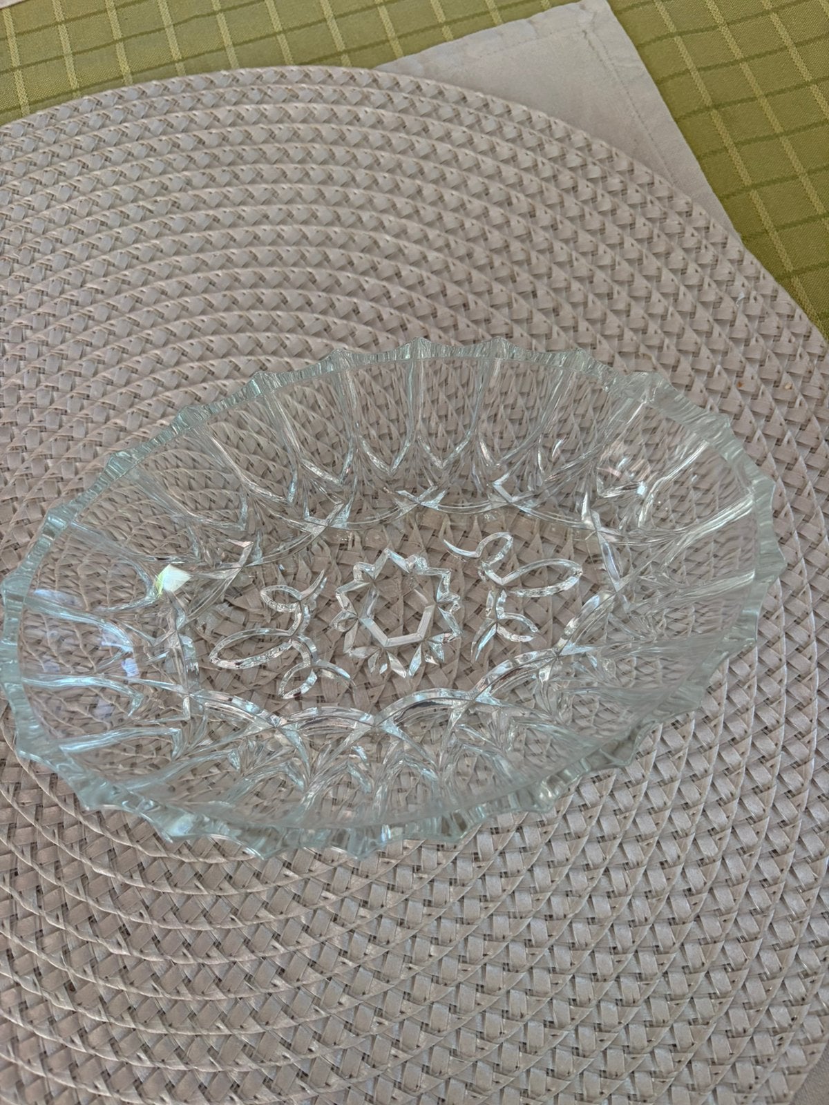 Vintage glazen schaal – sierlijk bloemenmotief – retro, Ophalen of Verzenden, Zo goed als nieuw, Overige materialen, Schaal