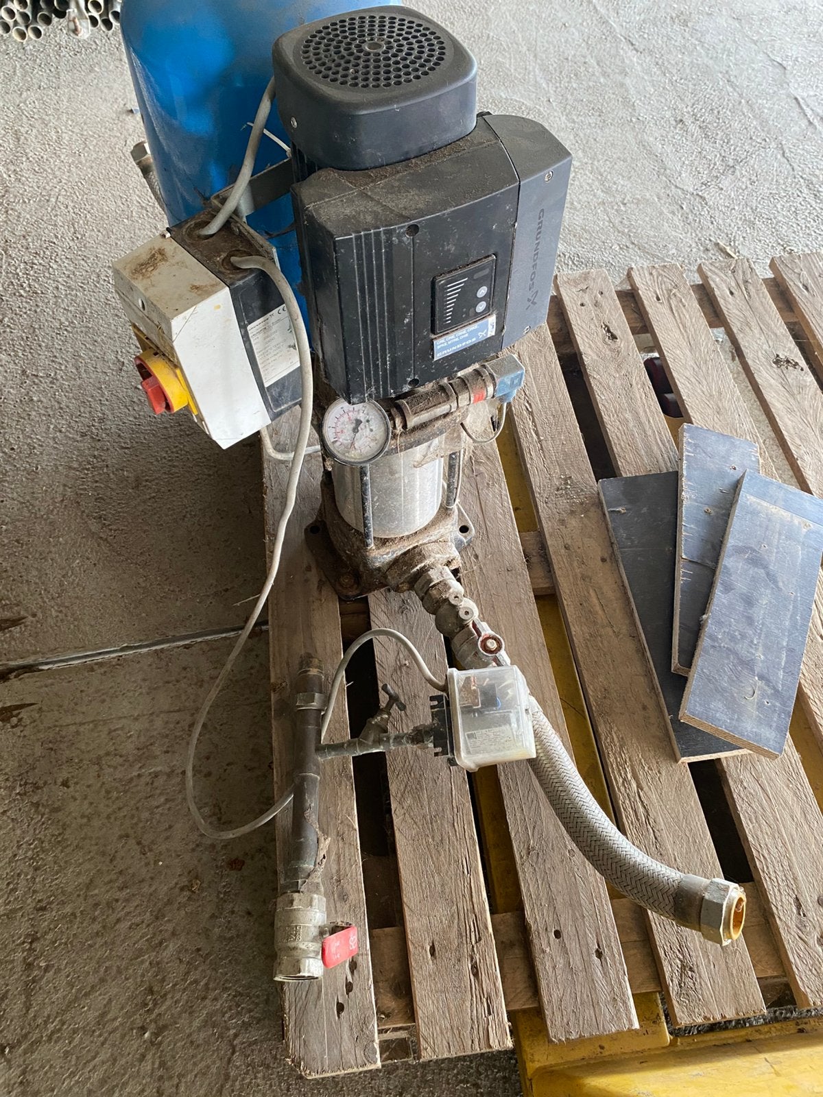 Grundfos waterpomp met drukketel, Ophalen