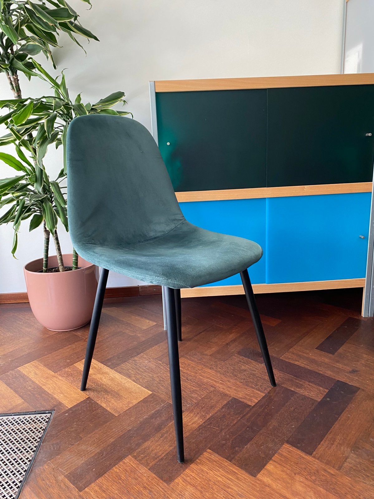 Set van 4 groene velvet eetkamerstoelen, Huis en Inrichting, Stoelen, Ophalen, Zo goed als nieuw, Overige kleuren, Vier