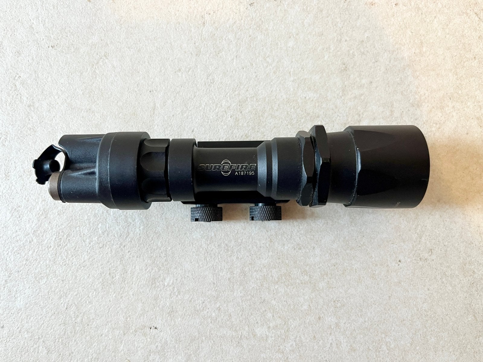 Lampe tactique type SureFire M951, Ophalen of Verzenden, Gebruikt, Batterij