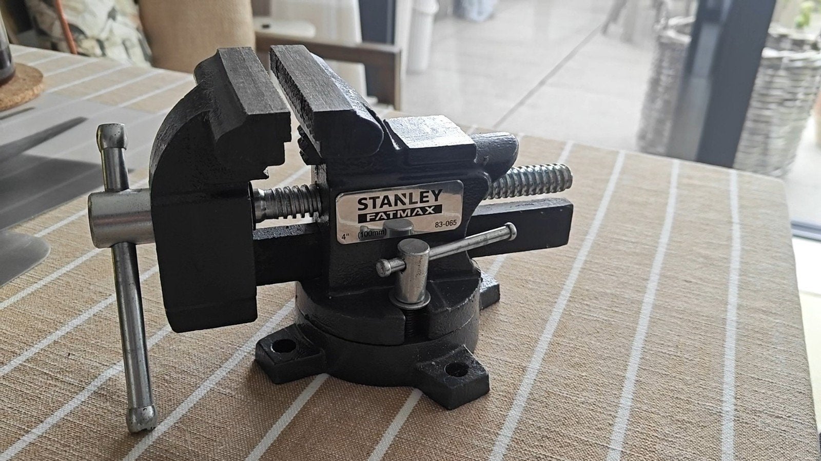 Gloednieuwe Stanley Fatmax Bankschroef 83-065 100mm, Doe-het-zelf en Bouw, Ophalen of Verzenden, Nieuw, 70 tot 120 cm, Bankschroef