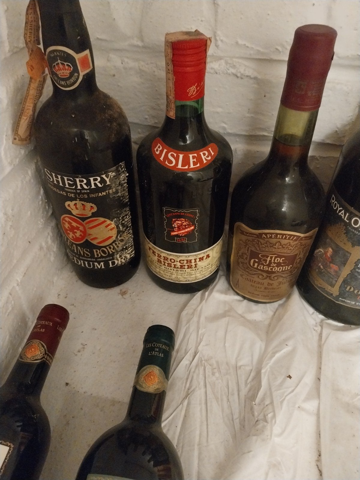 Différents vins et alcool de qualité, Enlèvement
