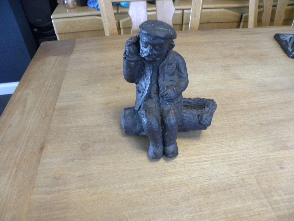 beeldje oud doof mannetje op een boomstronk, Ophalen
