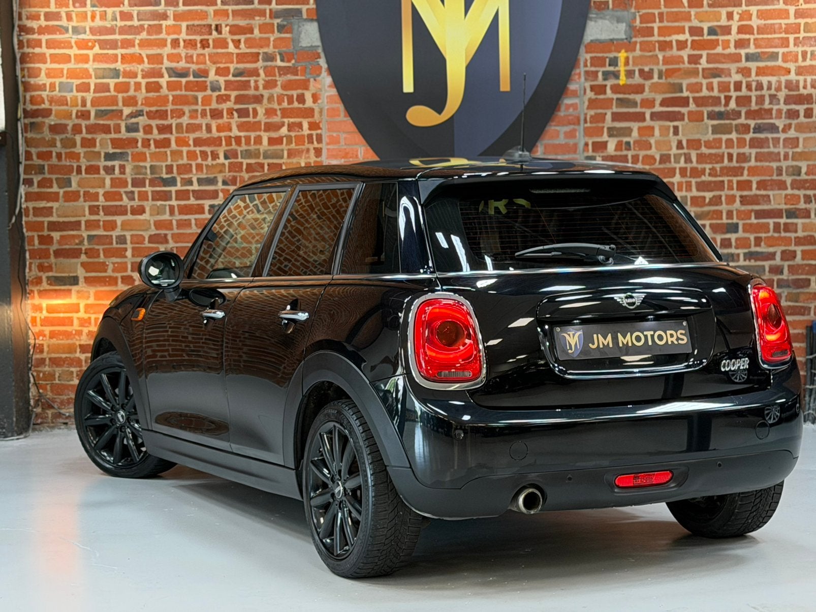 Mini Cooper 1.5i Automaat facelift, Auto's, Automaat, Euro 6, Zwart, Bedrijf