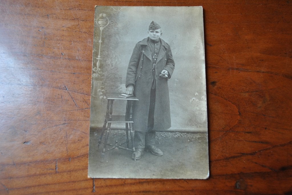 Photo carte ancienne Militaire en uniforme posant cigarette, Enlèvement ou Envoi, Autres, Photo ou Poster