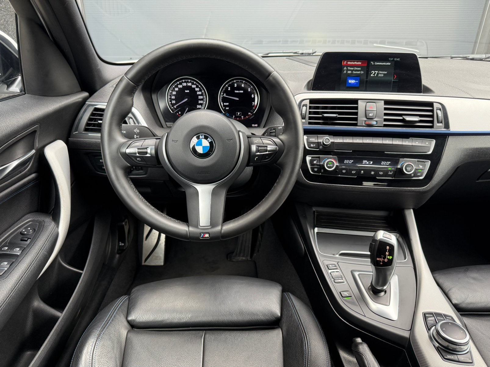 BMW 118i M pack 2018 - NAVI - LED - HiFi - SHADOW, Autos, Achat, Entreprise, Entretenue par le concessionnaire, Noir