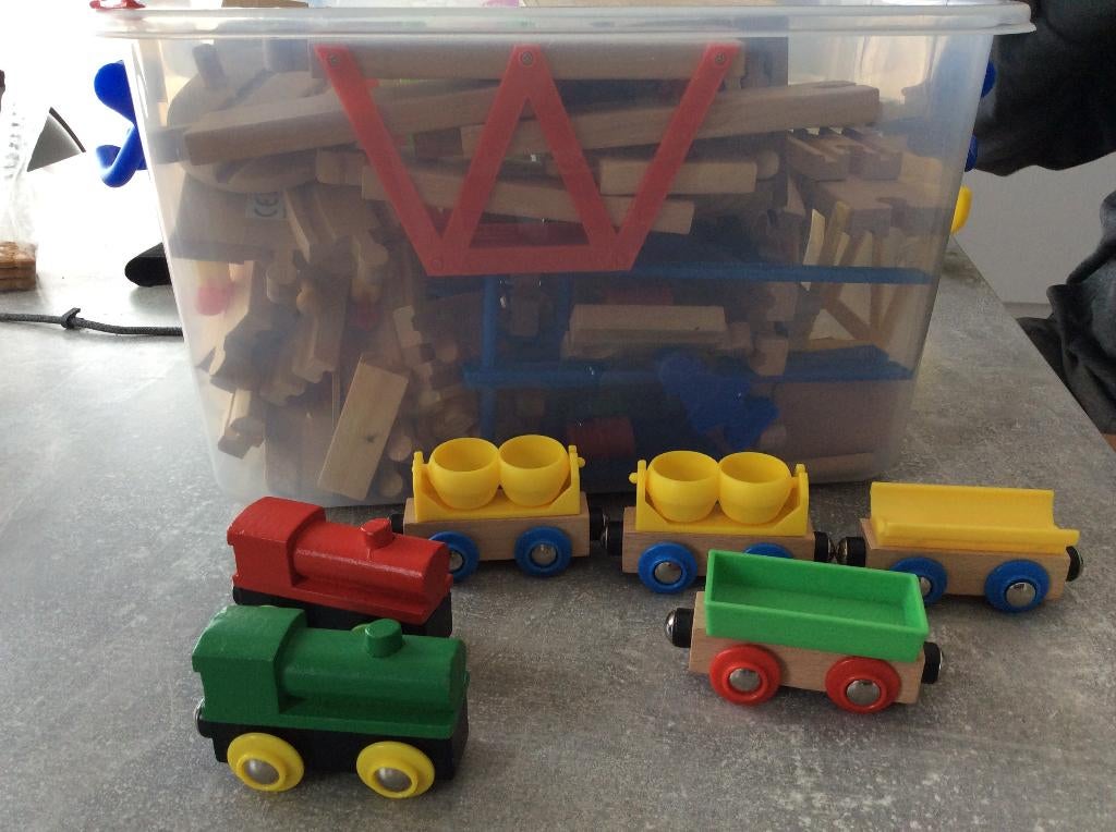 houten trein met sporen, Ophalen, Zo goed als nieuw, Rij- of Hobbelspeelgoed