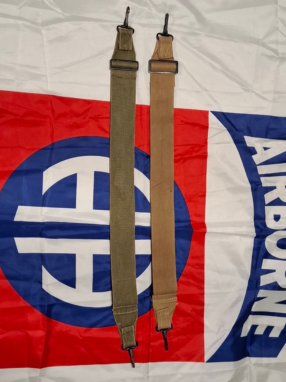 2 sangles pour sac à muettes, Collections, Objets militaires | Seconde Guerre mondiale, Enlèvement ou Envoi, Armée de terre, Autres types