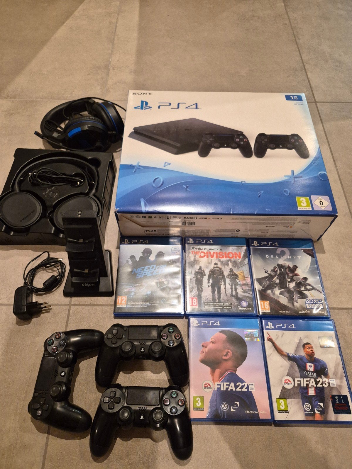 PS4 Slim 1TB + 2 controllers + top games + extra accessoires, Comme neuf, Avec 3 manettes ou plus, Enlèvement, 1 TB