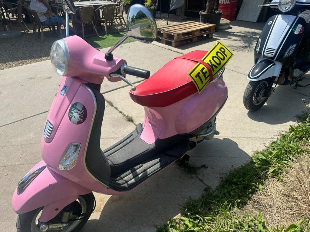 2 scooters/1 vespa lx 50cc B klasse roze, Fietsen en Brommers, Ophalen, Zo goed als nieuw
