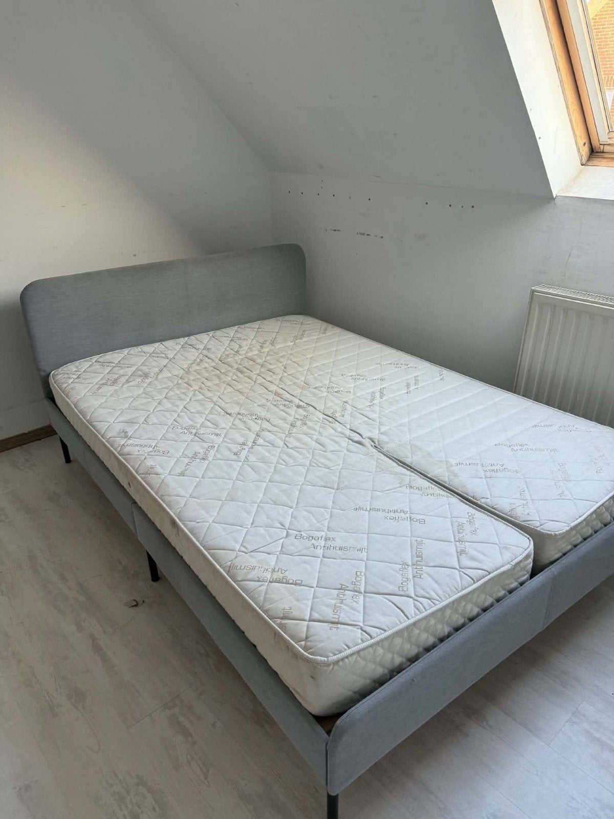 bed grijs, Huis en Inrichting, Ophalen, Grijs, 140 cm