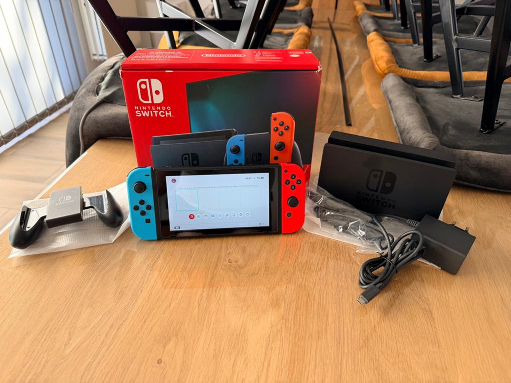 Nintendo Switch V2 + Puce – État neuf, Consoles de jeu & Jeux vidéo, Enlèvement ou Envoi, Comme neuf