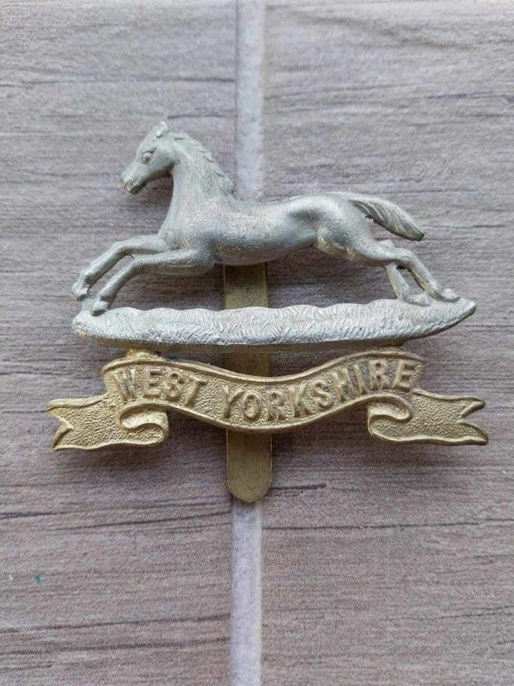 West Yorkshire regiment cap badge insigne wo2 Engels, Verzamelen, Ophalen of Verzenden