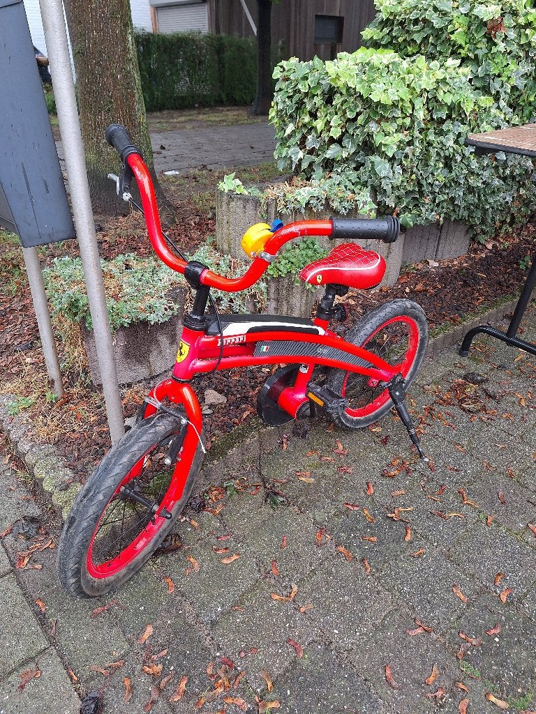 Ferrari kinderfiets, Fietsen en Brommers, Ophalen, Terugtraprem, Gebruikt, Handrem