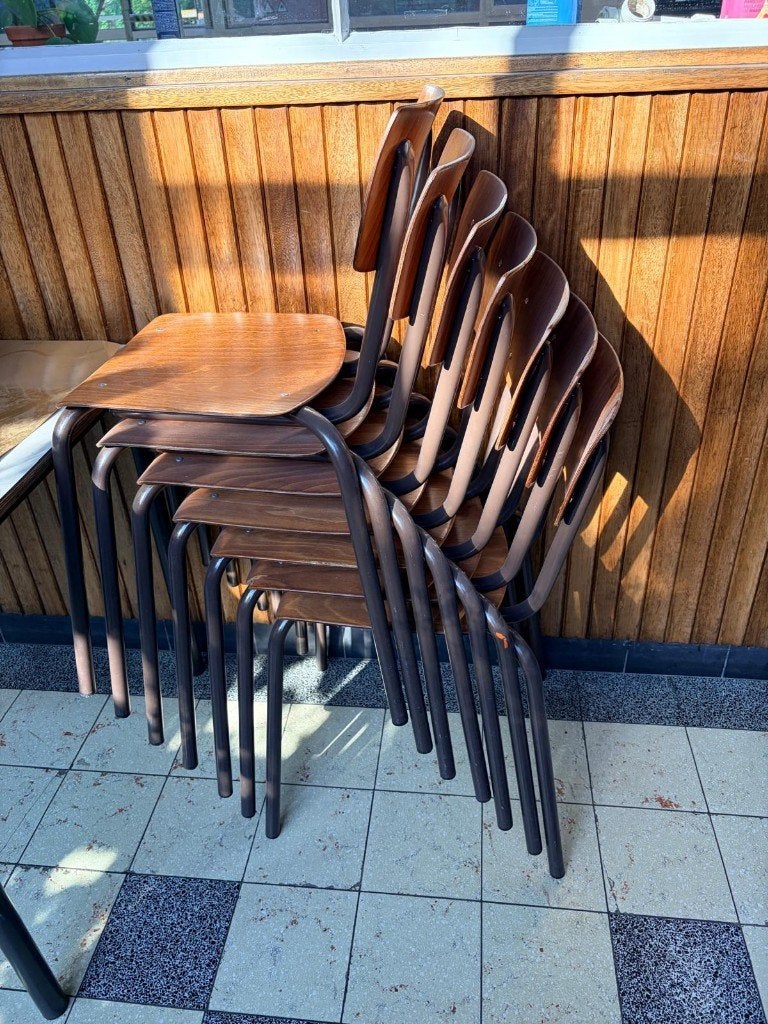 7 schoolstoelen, Ophalen