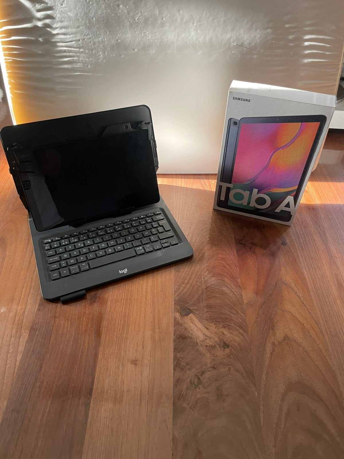 Samsung Galaxy Tab A 10.1 + Logitech AZERTY toetsenbord, Computers en Software, Ophalen, Zo goed als nieuw