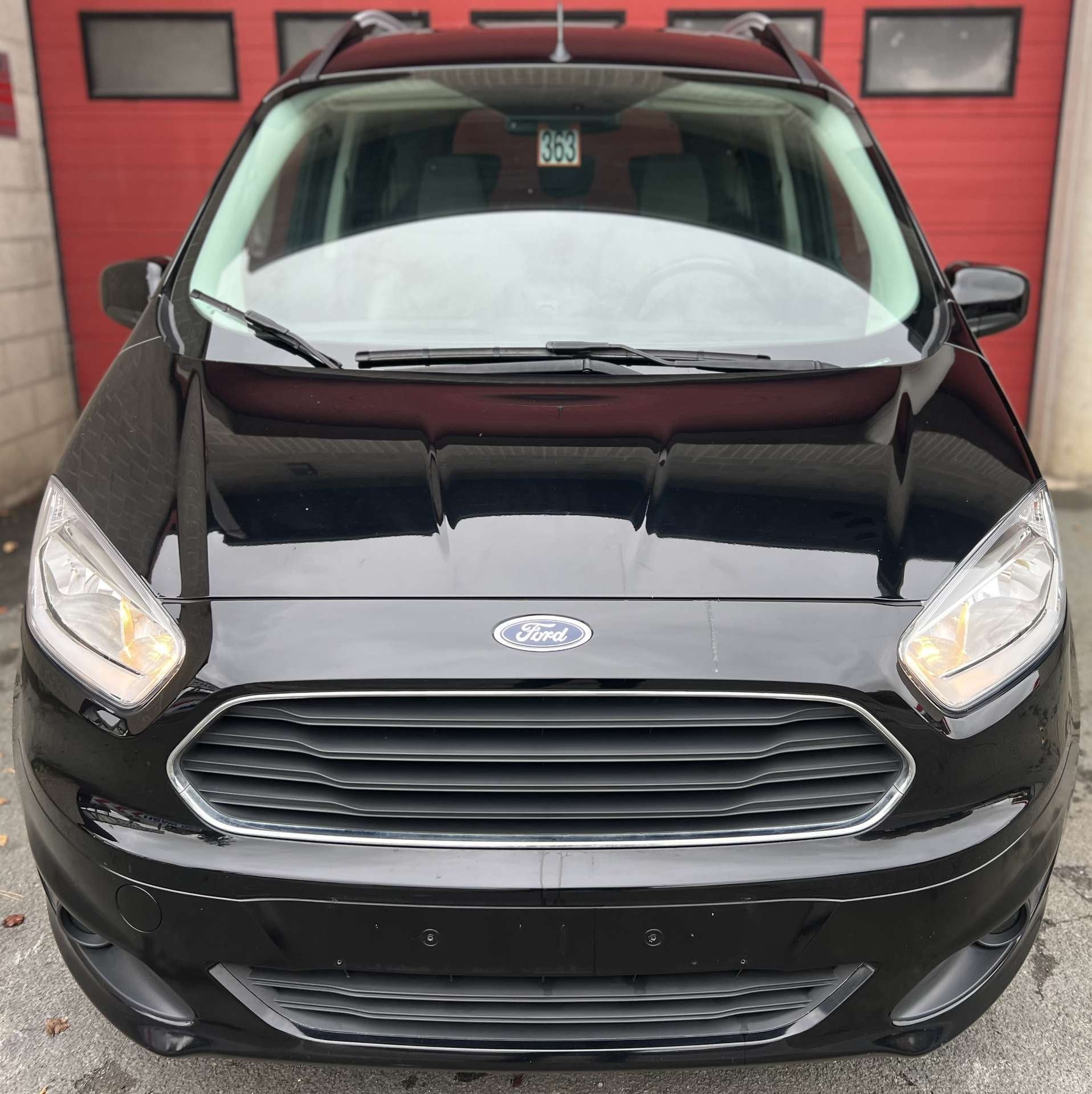 Ford Tourneo Courier 1.0 EcoBoost + CLIM + CAR-PASS + 5 PL, Auto's, Gebruikt, Euro 6, Zwart, Bedrijf