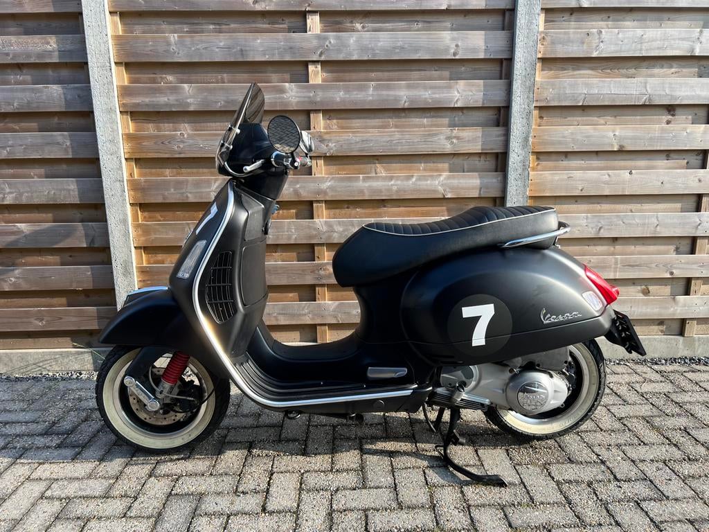 Vespa gts 250 zeer net met motorkeuring, Particulier