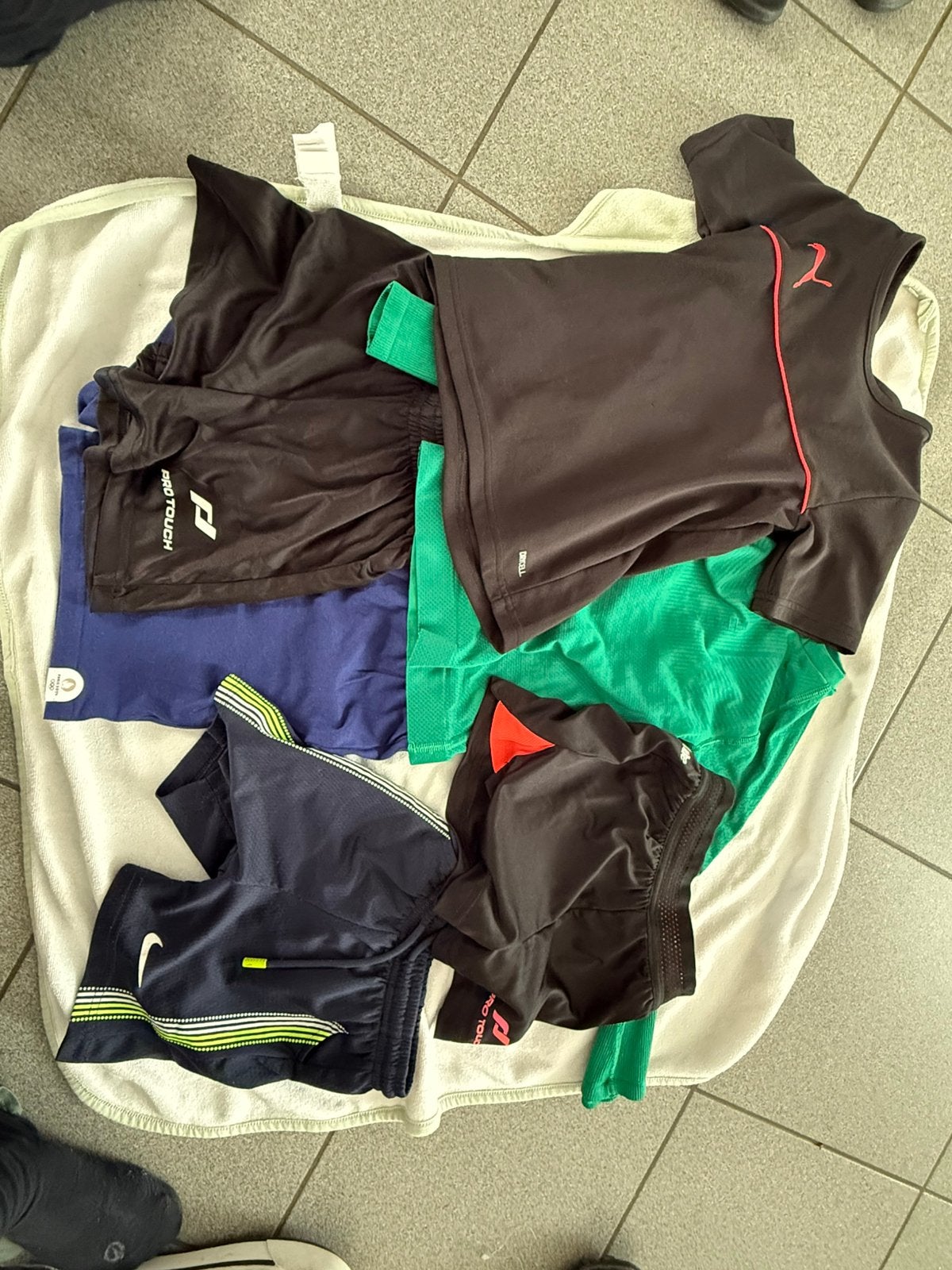 Lot tenues de sports, Enlèvement, Comme neuf