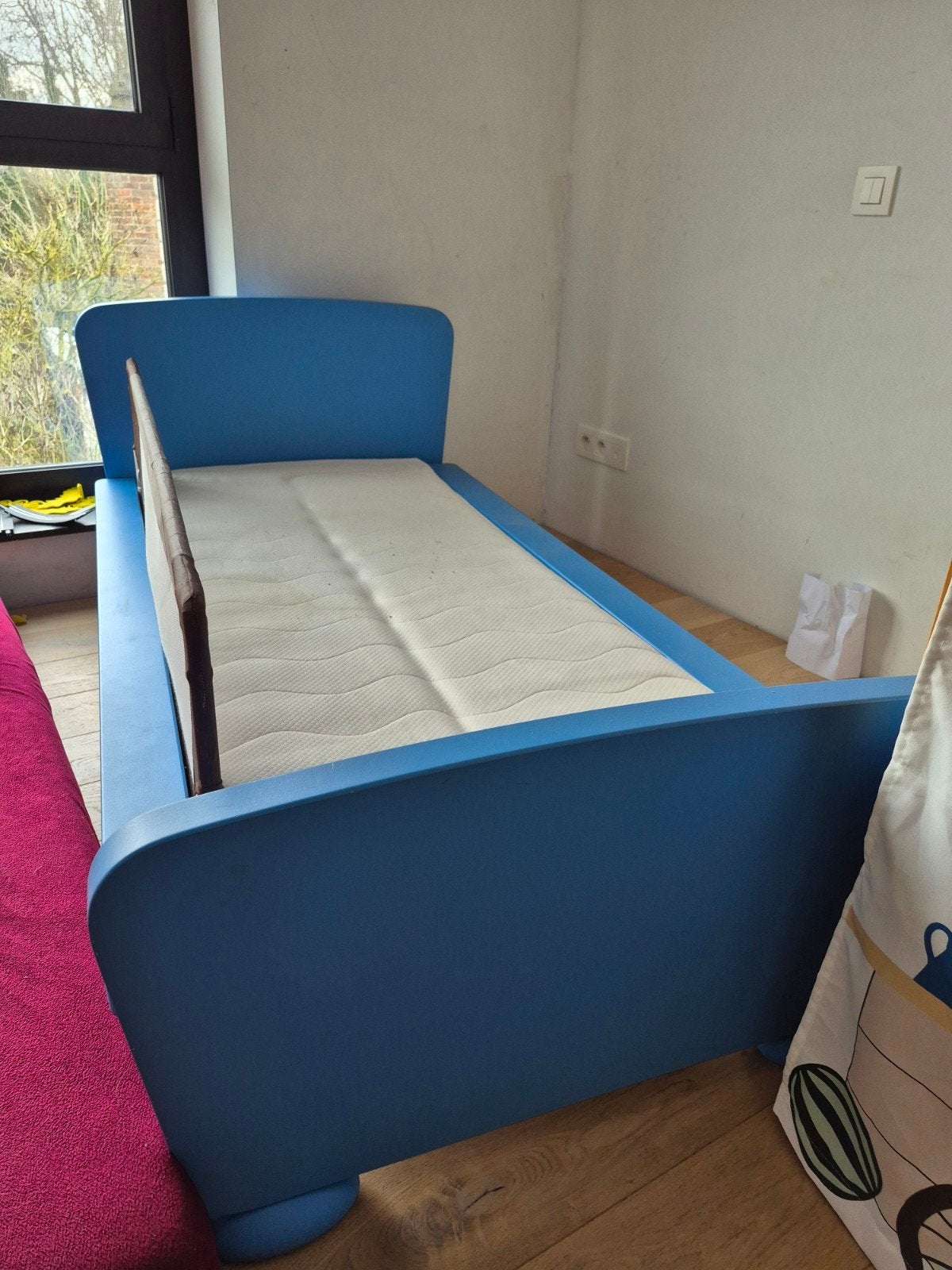 Kinderbed met nachtkastje (blauw), Kinderen en Baby's, Ophalen, Matras