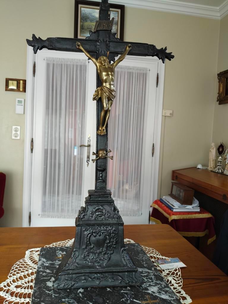 Ancien Crucifix sur socle, Enlèvement