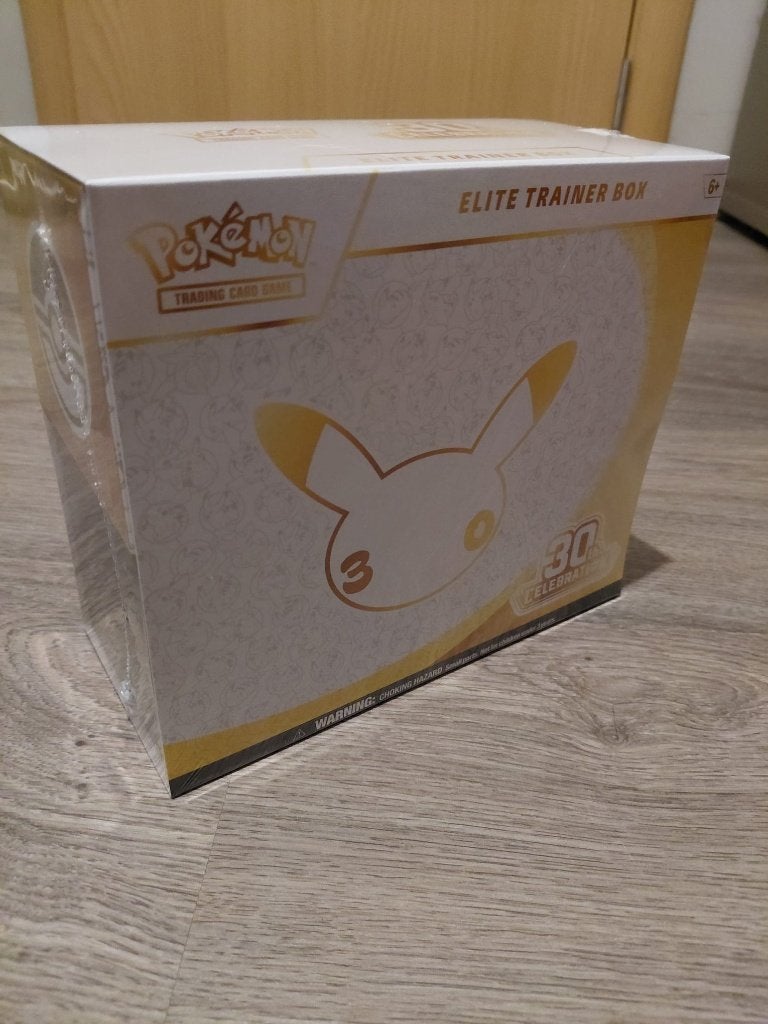 POKÉMON 30TH CELEBRATION – ELITE TRAINER BOX, Ophalen, Nieuw, Booster, Foil