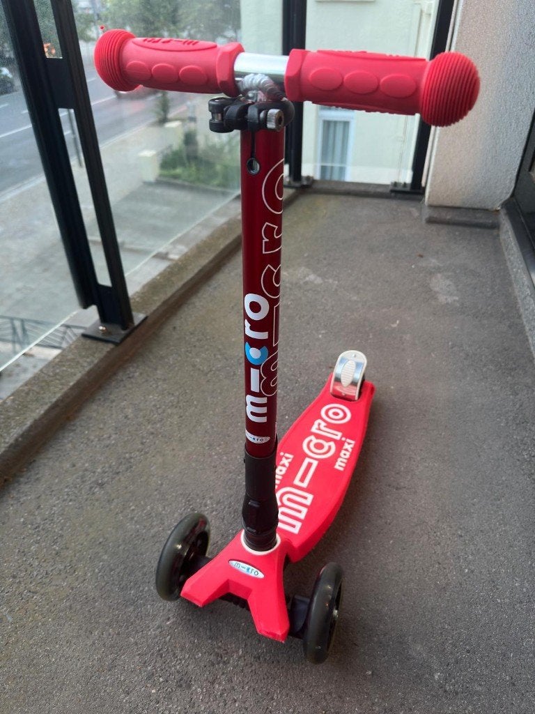 Maxi Micro Deluxe Red Foldable LED Wheels, Fietsen en Brommers, Steps, Zo goed als nieuw, Gewone step, Ophalen