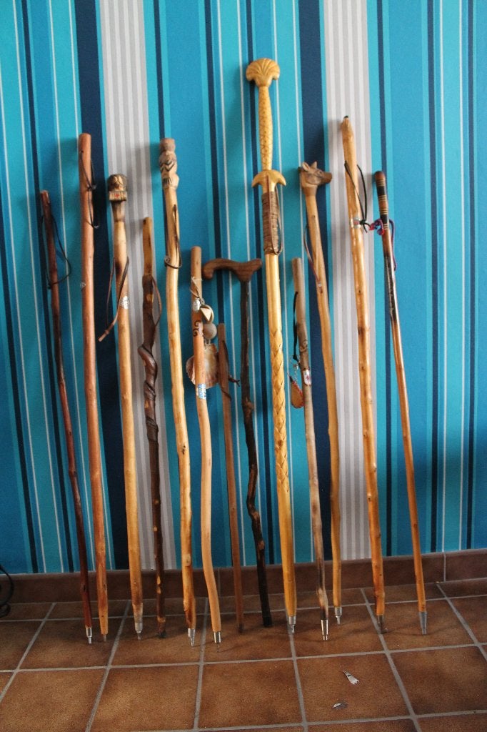 Lot de 13 cannes et bâtons de marche en bois sculpté, Enlèvement, Comme neuf