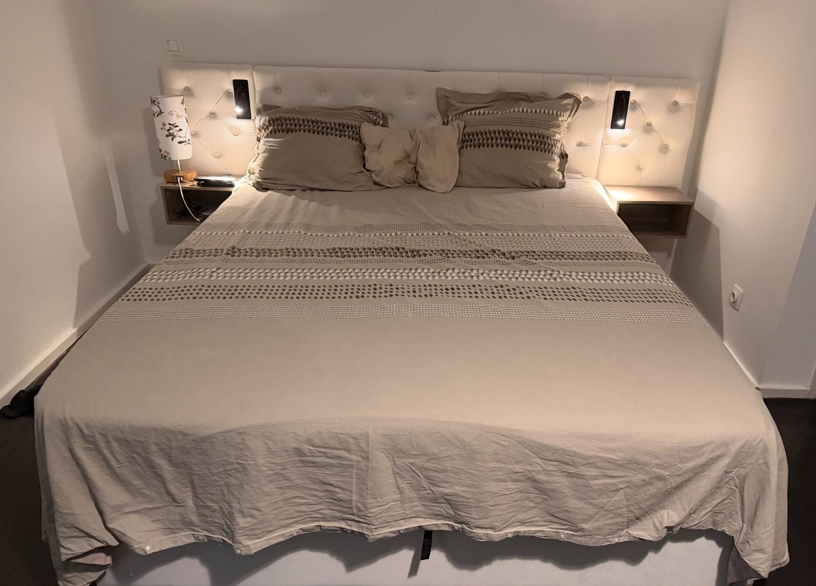 Un lit +matelas + 2 tables chevet+ elairage, Ophalen, Zo goed als nieuw