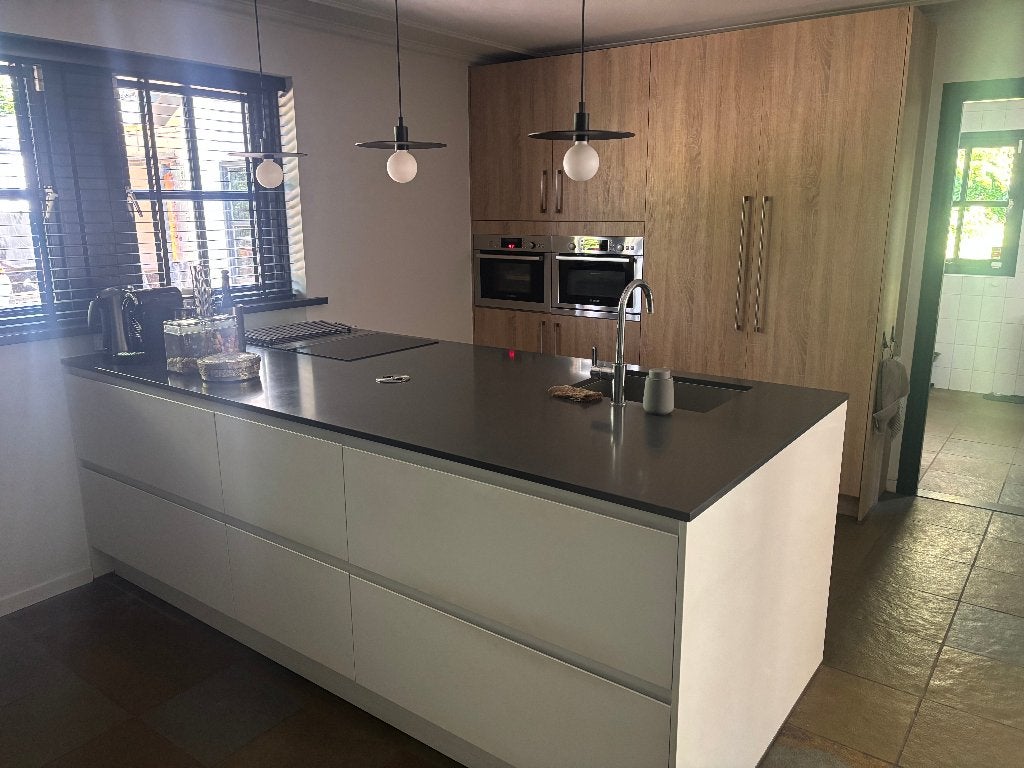 Moderne eilandkeuken hout/wit – AEG, Bosch-Novy GEDEMONTEERD