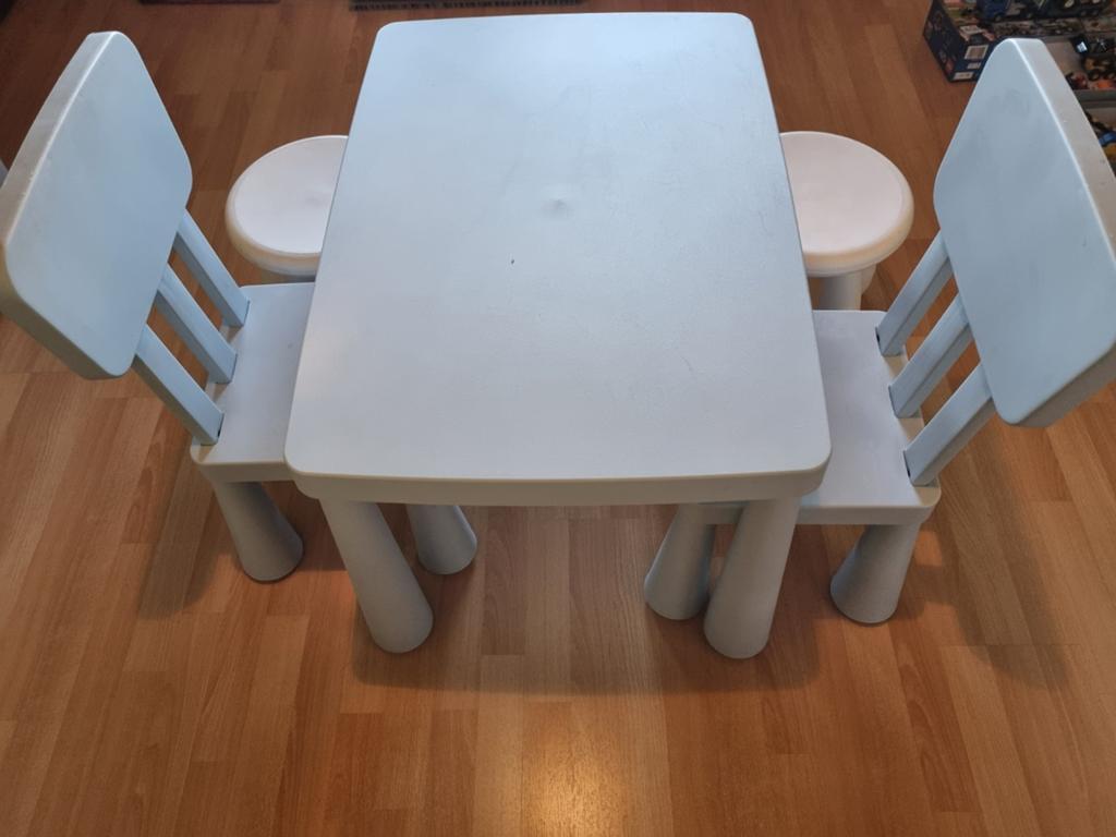 Kindertafel met stoeltjes en krukjes, Ophalen