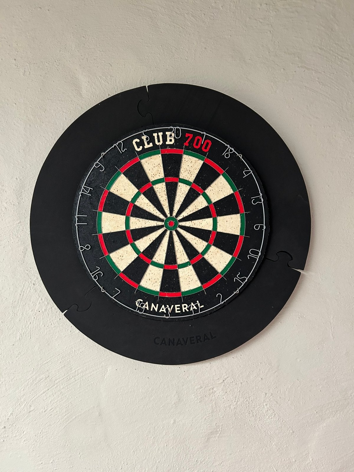 Dartsblok met beschermrand + 2 sets pijlen, Sport en Fitness, Darts, Ophalen, Zo goed als nieuw, Pijlen