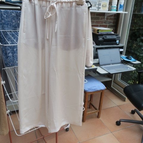 Broek crème glanzend elast. tailleband Vince mt 36-38, Kleding | Dames, Maat 38/40 (M), Overige kleuren, Nieuw, Ophalen of Verzenden