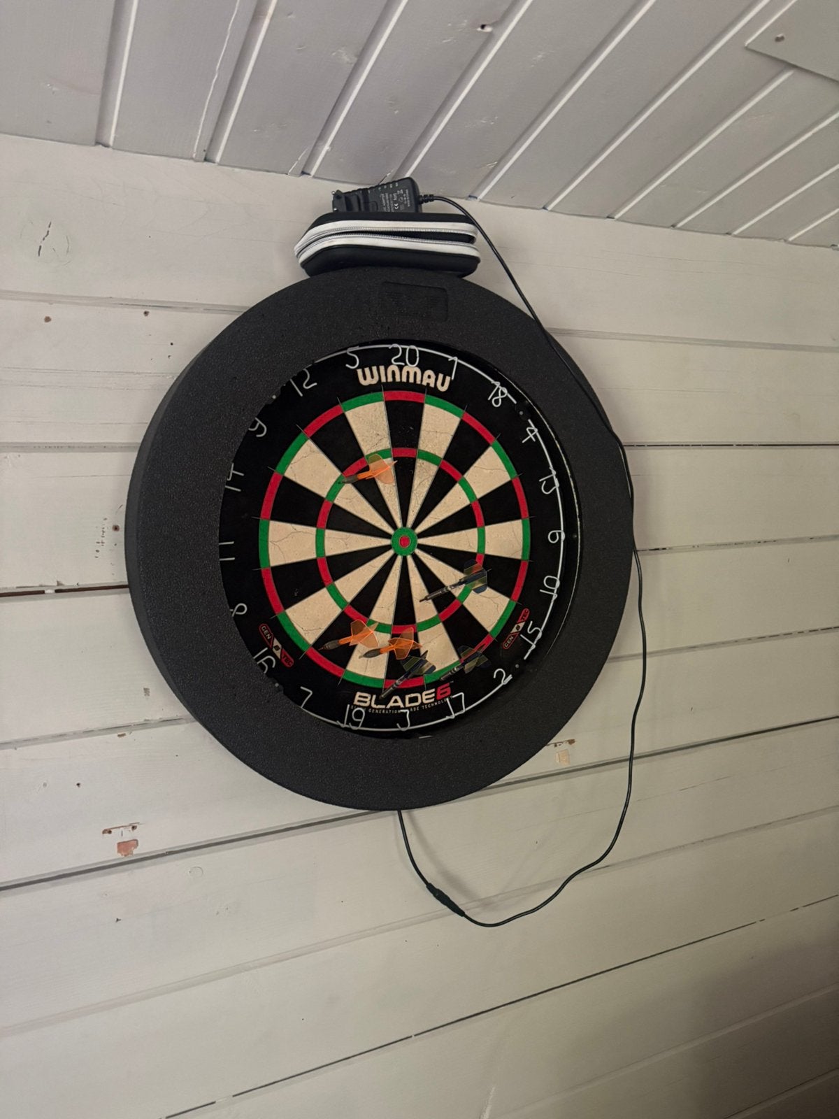 Dartbord + verlichring + 2 sets dartspijlen, Sport en Fitness, Darts, Ophalen, Zo goed als nieuw