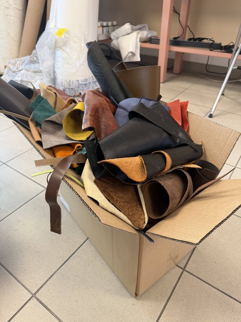 doos met stukken leder, Hobby en Vrije tijd, Ophalen of Verzenden, Gebruikt