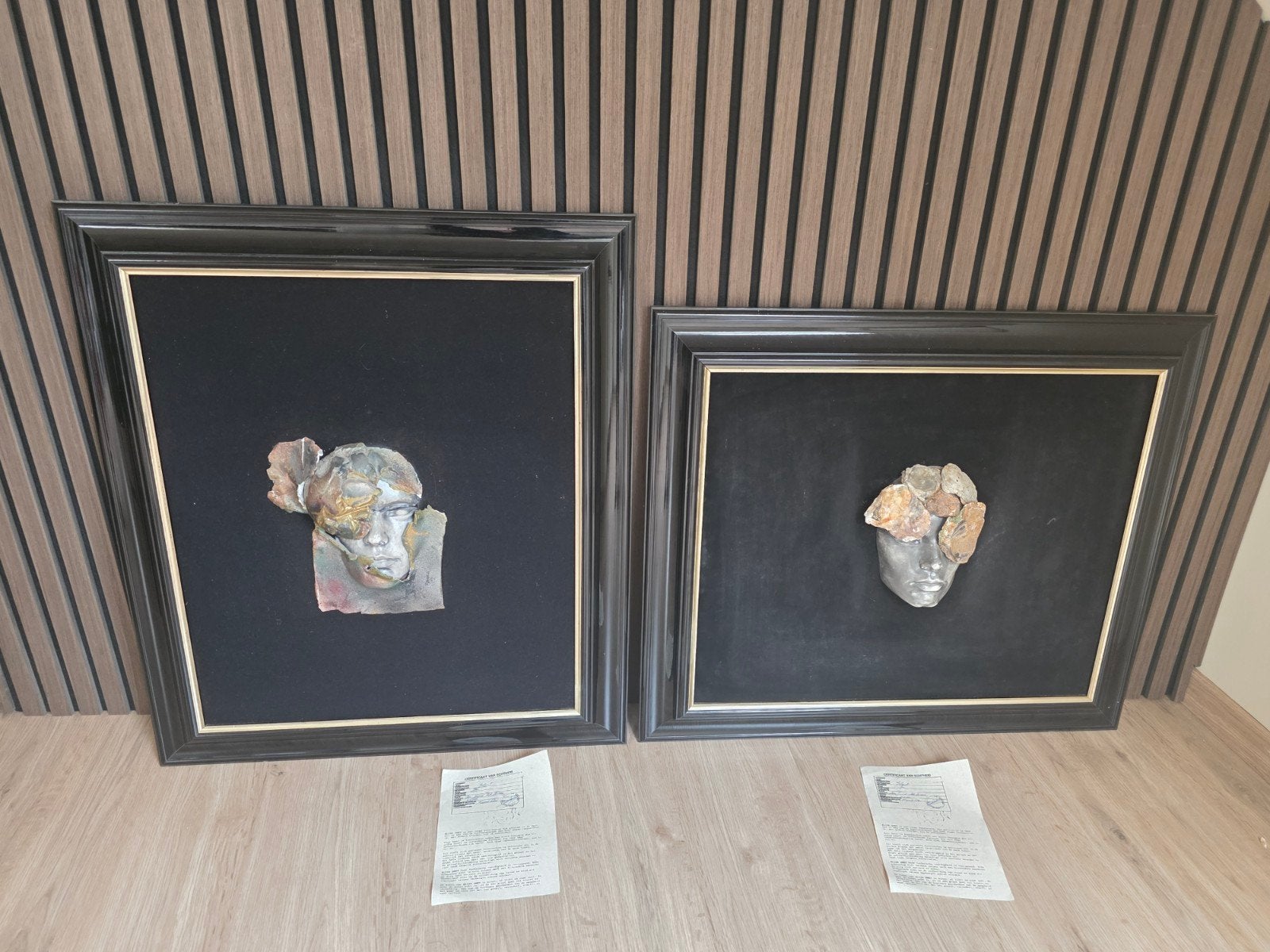 ingelijste reliëfkunstwerk gezicht, Ophalen