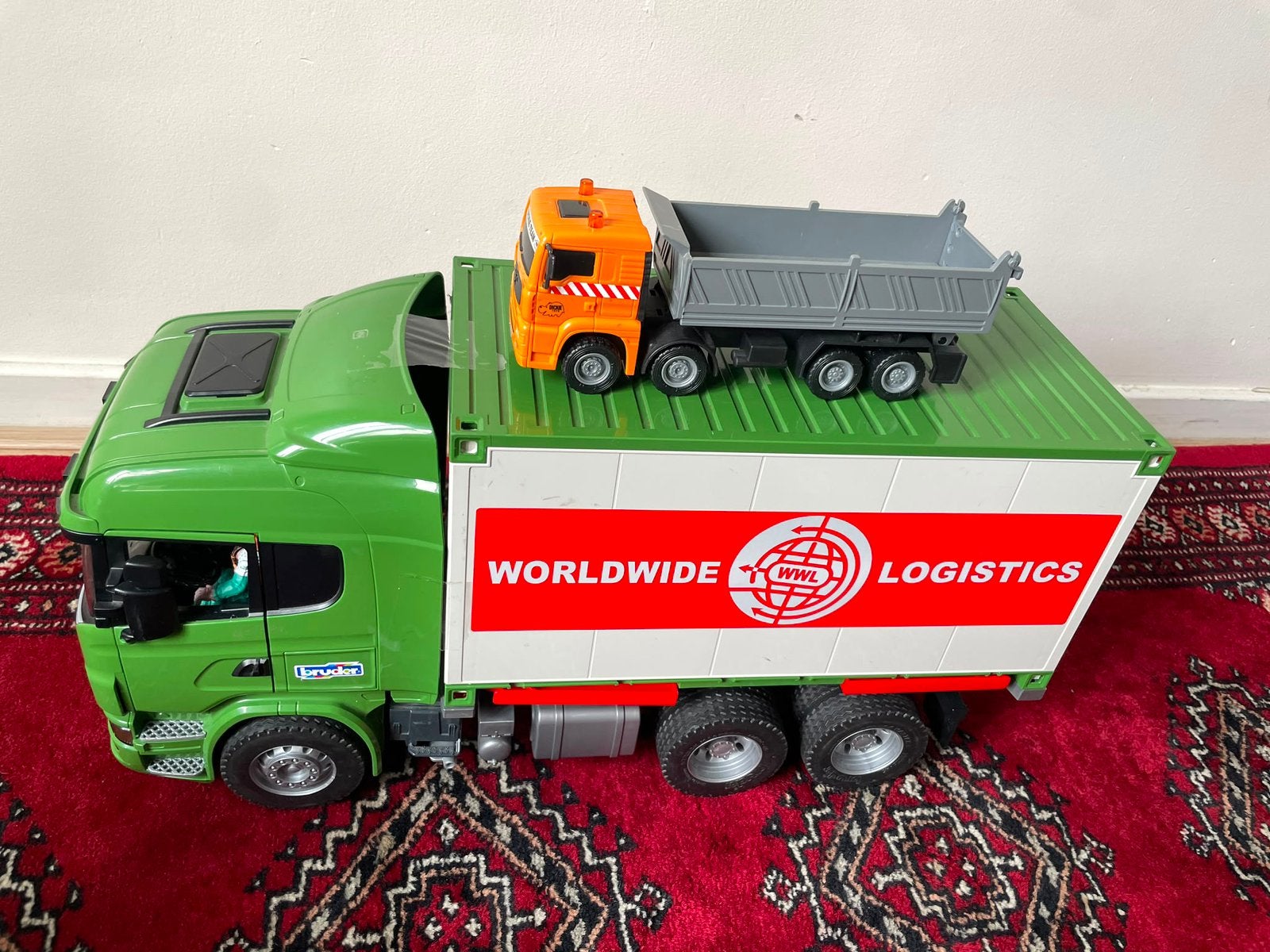Bruder Scania vrachtwagen + Dickie truck, Ophalen