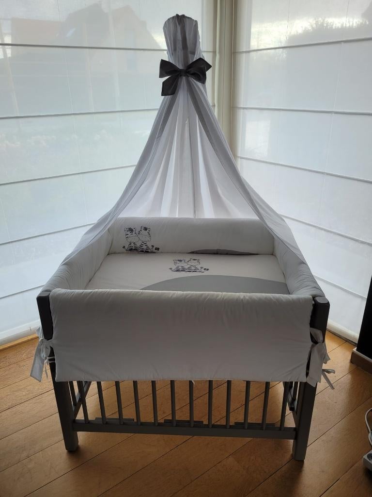 Wieg/park + matras + bekleding + hemel met statief, Kinderen en Baby's, Ophalen, Zo goed als nieuw, Wieg
