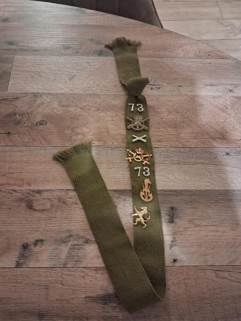 Militaire canvasriem uit 1955 met diverse insignes, Verzamelen, Verzenden