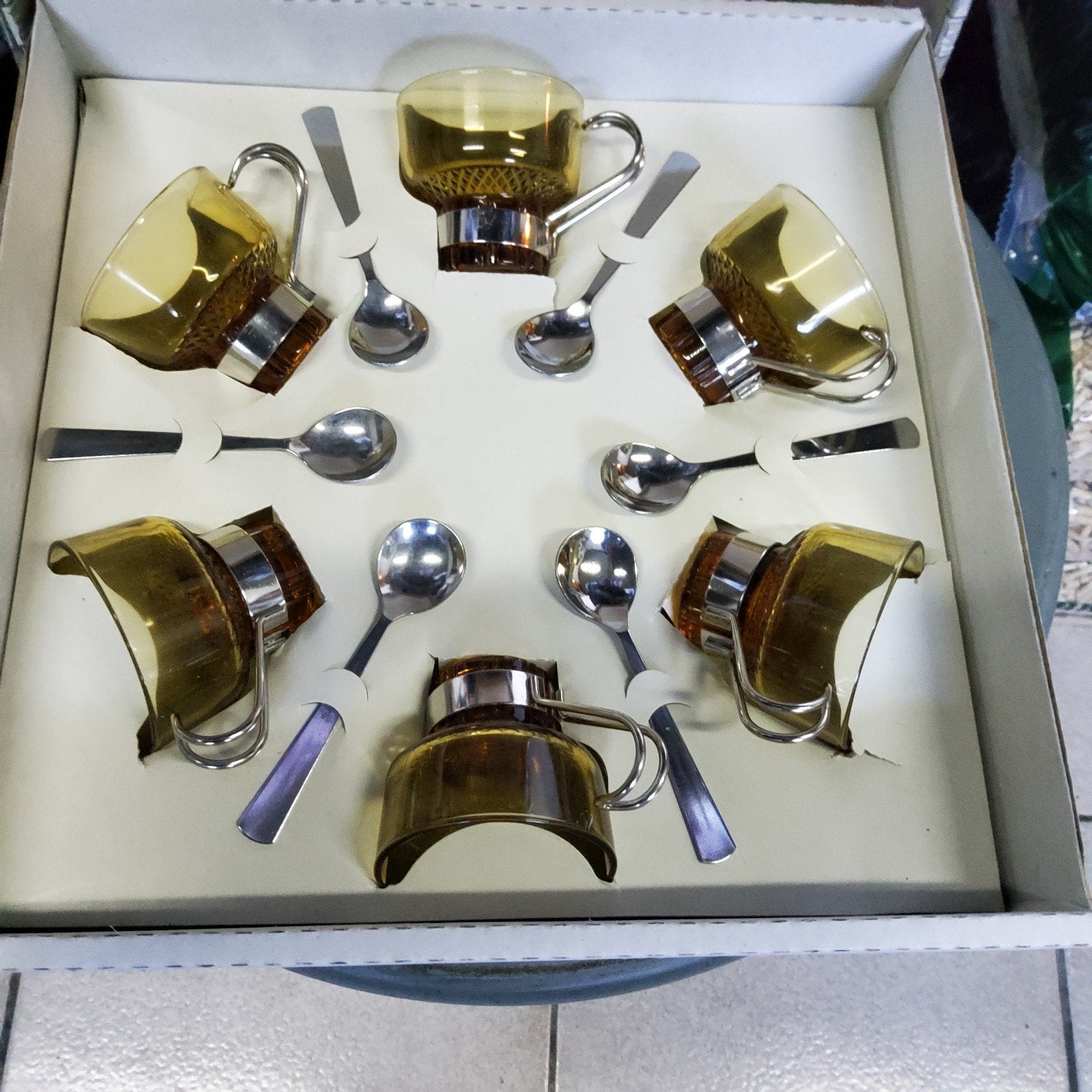 nouvelles tasses à thé avec cuillères, Enlèvement