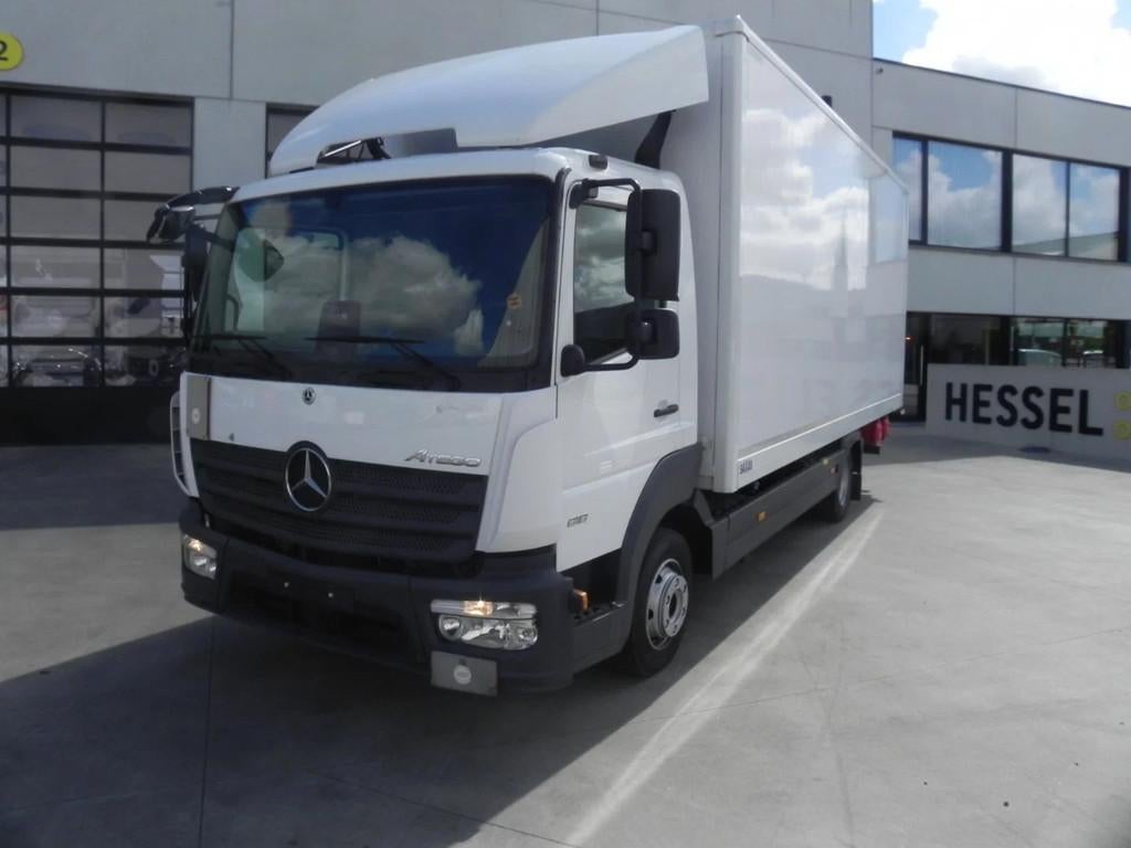 Mercedes-Benz Atego 818 Bakwagen met laadklep en trekhaak, Auto's, Automaat, Euro 6, Wit, Mercedes-Benz