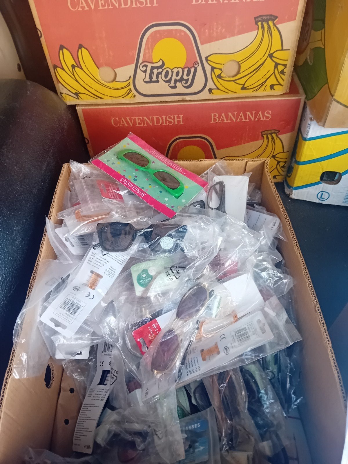 partij bananen dozen vol nieuwe spullen, Enlèvement