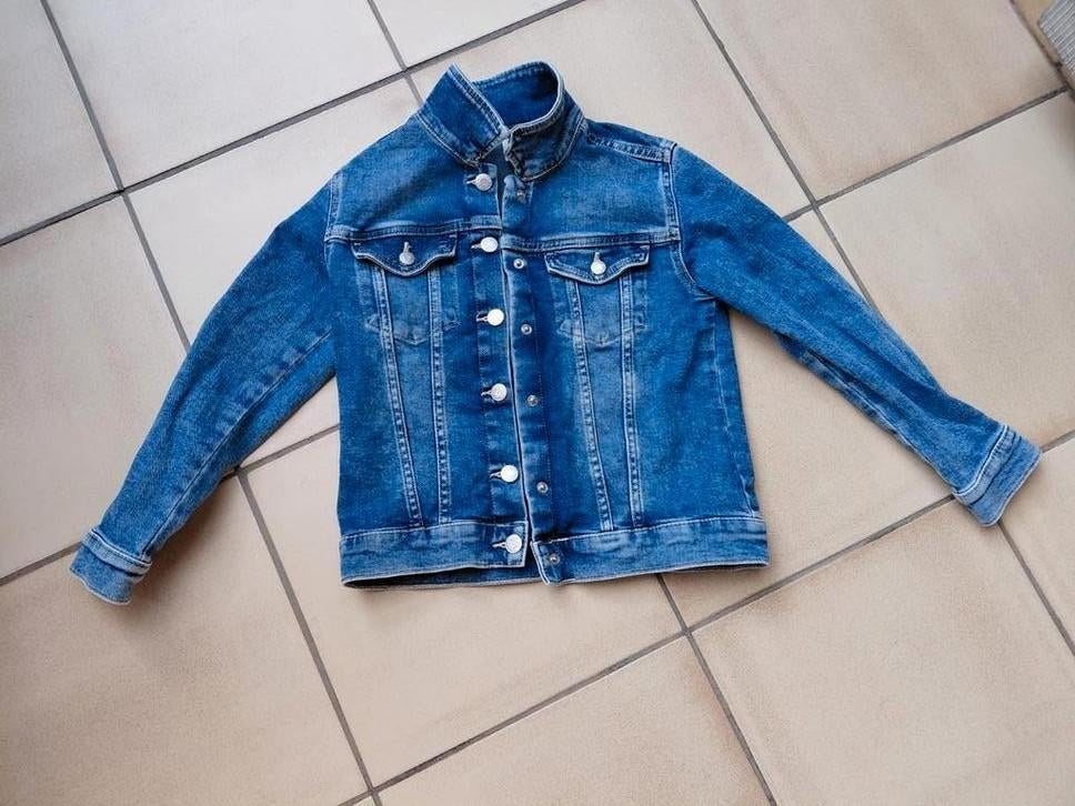 Jeans vest 134, Kinderen en Baby's, Ophalen of Verzenden, Zo goed als nieuw, Meisje, Jas